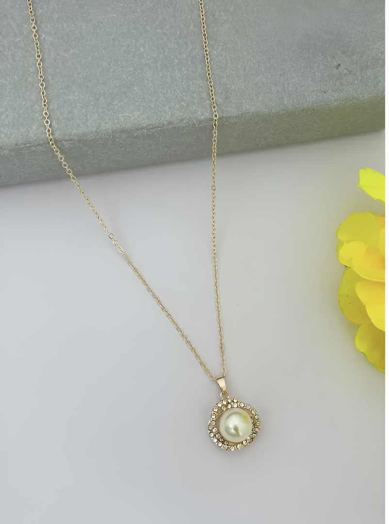 Gold necklace with a pearl pendant | Ivor Jewels
